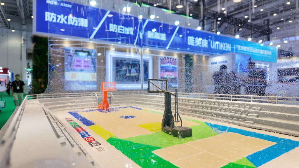 門體博會唯美康防水運動地板沙盤淋雨試驗，生物基地板現場防水演示